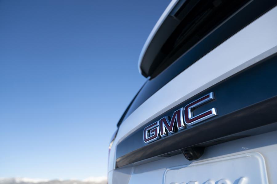 Логотип GMC Yukon AT4 2020 года  (фото 4 из 45)